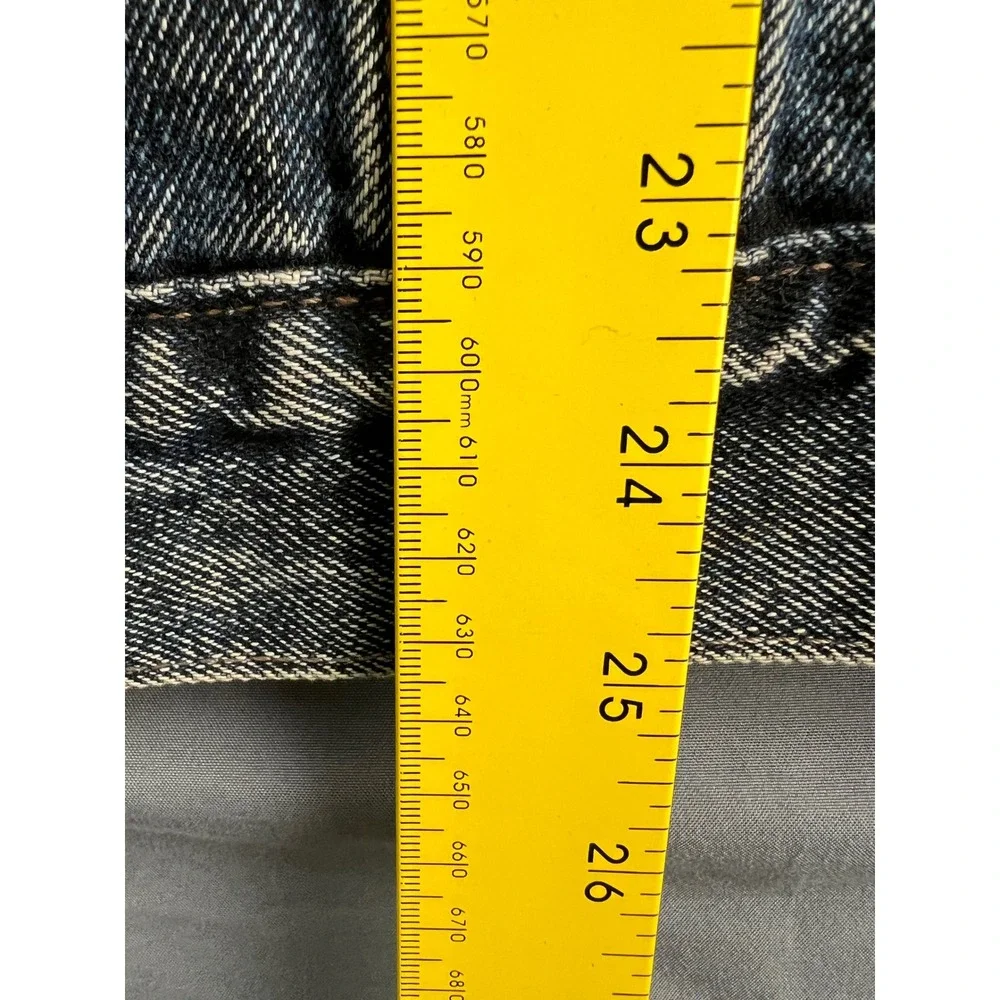 Levis ships from